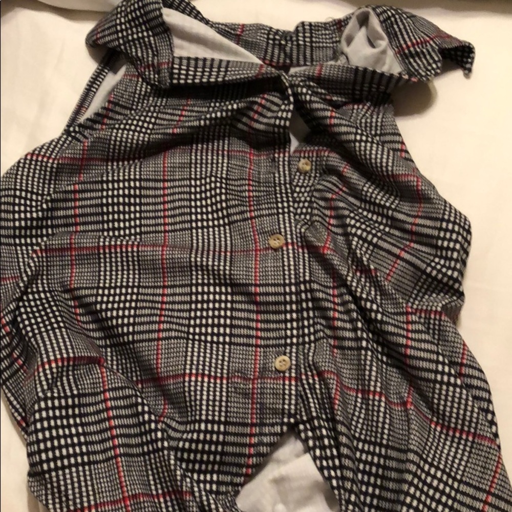 Sleeveless shirt with collar